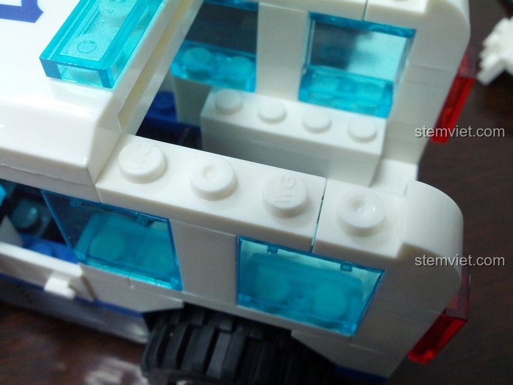 Cận cảnh phần thân xe của mô hình Xe Tuần Tra Cảnh Sát WANGE 51011, thể hiện độ khít của các mảnh ghép và cửa sổ trong suốt.