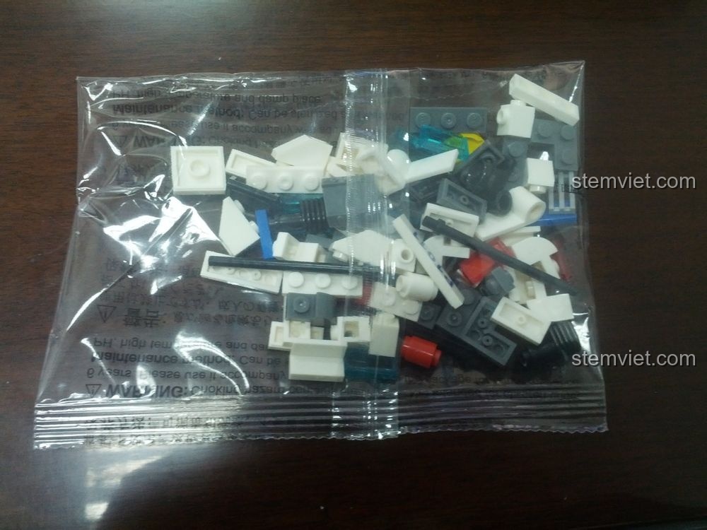 Túi mảnh ghép thứ hai của bộ lắp ráp WANGE 51011 Xe Tuần Tra Cảnh Sát, với nhiều chi tiết nhỏ đa dạng màu sắc.