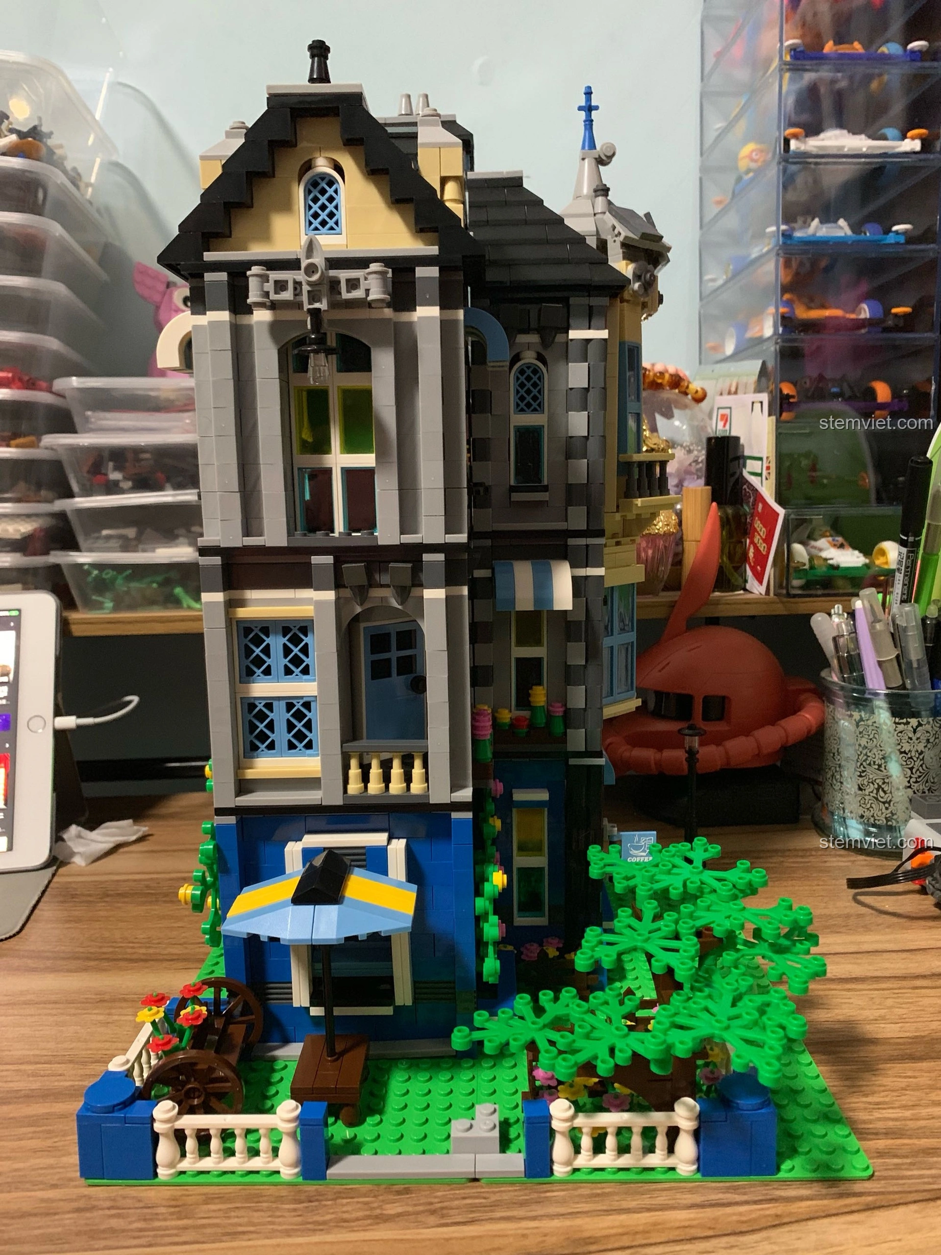 Góc nhìn bên hông của mô hình WANGE 6310 Quán Cà Phê Vườn, thể hiện sự cân đối và hài hòa trong thiết kế.