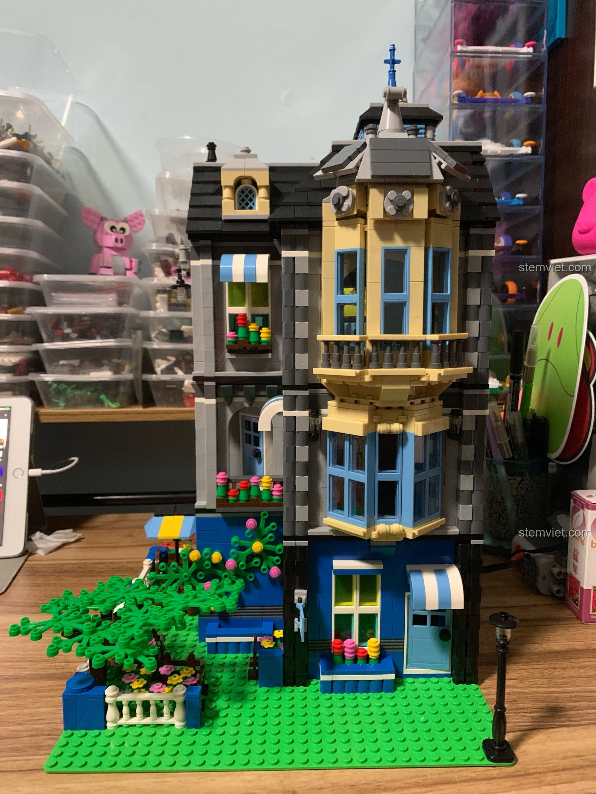 Mô hình hoàn chỉnh của bộ lắp ghép WANGE 6310 Quán Cà Phê Vườn, nhìn từ phía trước, với đầy đủ chi tiết ngoại thất.