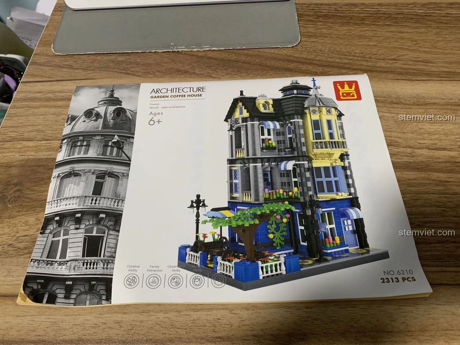 Góc nhìn khác của hộp bộ lắp ghép WANGE 6310 Quán Cà Phê Vườn, thể hiện rõ chi tiết kiến trúc tinh xảo.