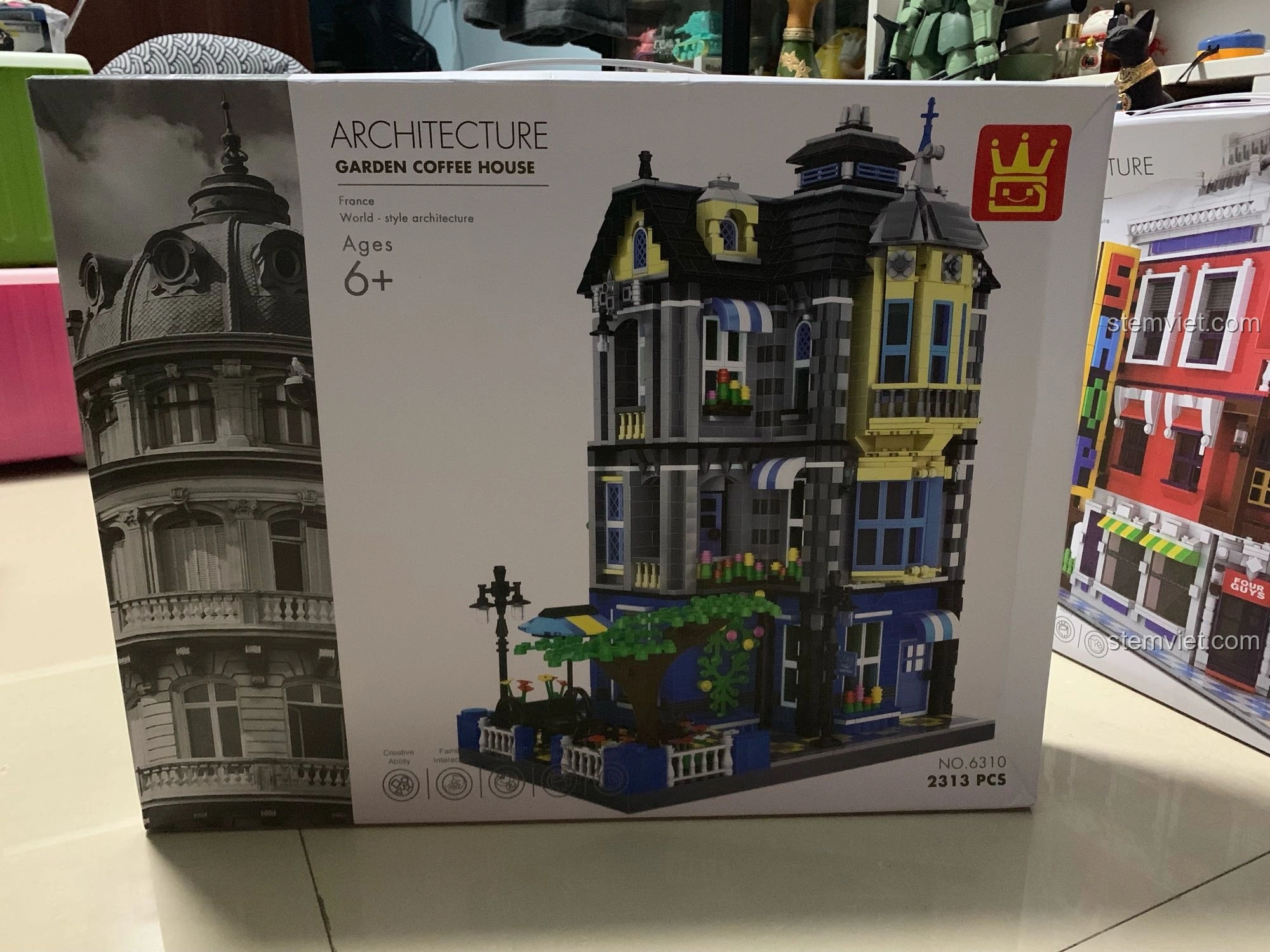 Hộp bộ lắp ghép WANGE 6310 Quán Cà Phê Vườn với hình ảnh mô hình hoàn chỉnh và thông tin chi tiết sản phẩm.