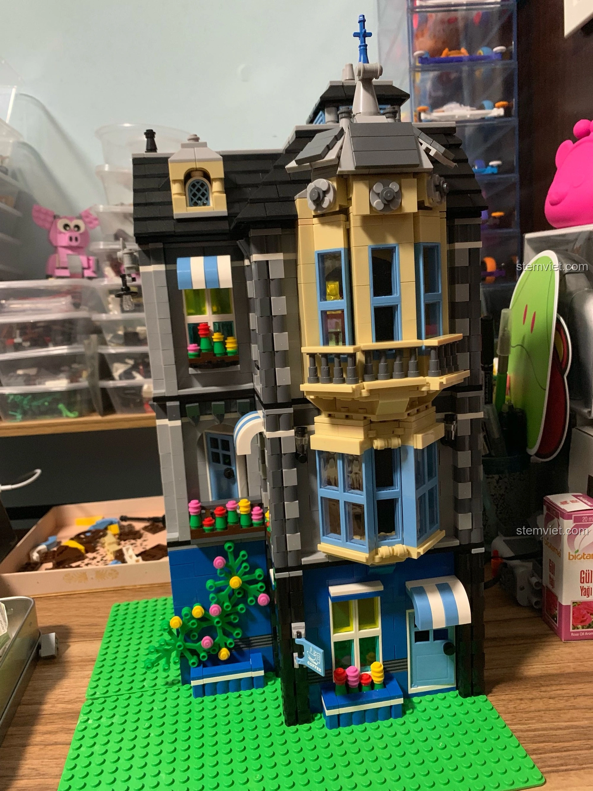 Mô hình WANGE 6310 Quán Cà Phê Vườn đang được kiểm tra khớp nối giữa các tầng để đảm bảo khả năng mở và đóng.