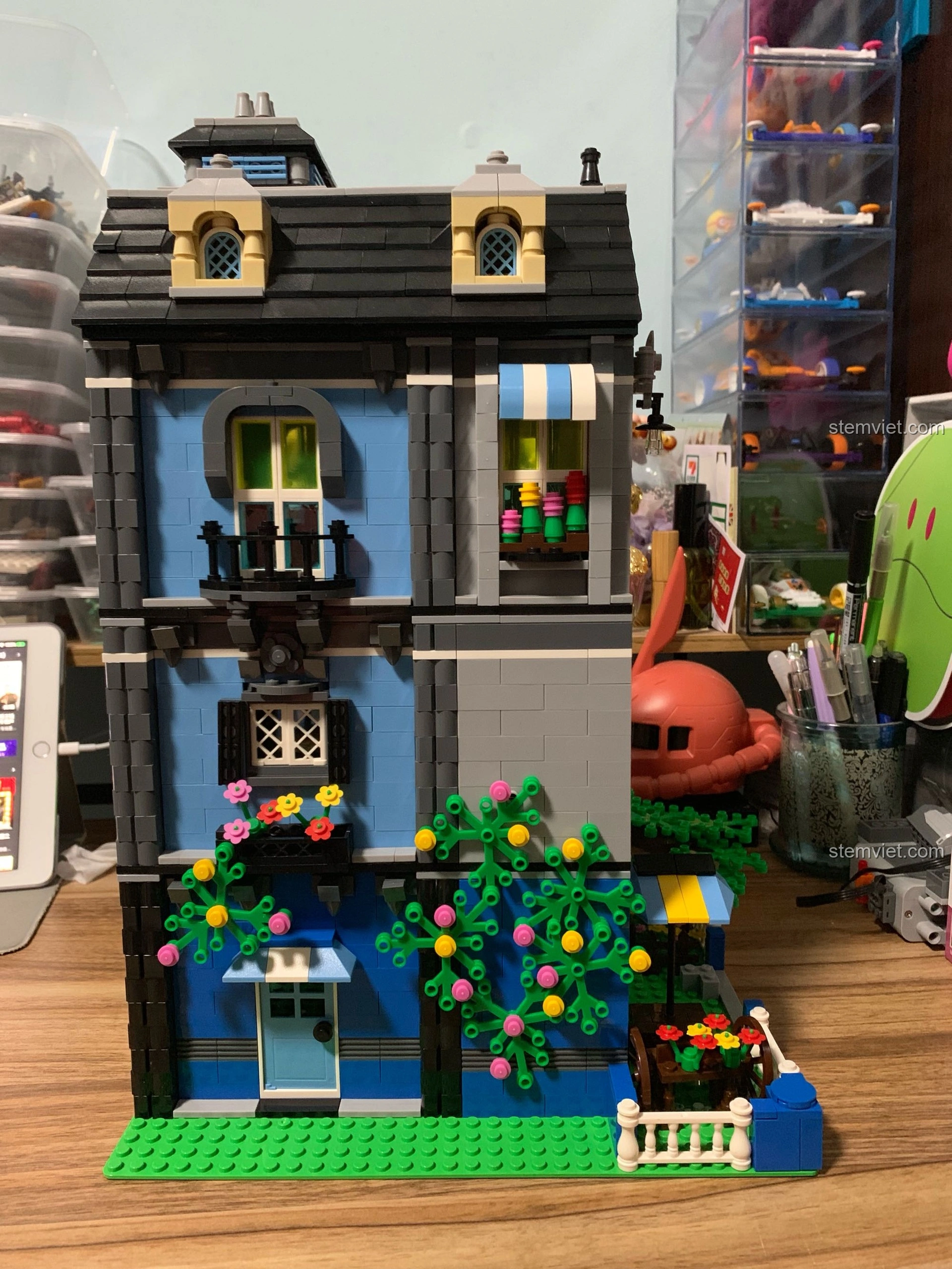 Mặt sau của mô hình WANGE 6310 Quán Cà Phê Vườn, cho thấy các chi tiết trang trí và cửa sổ.