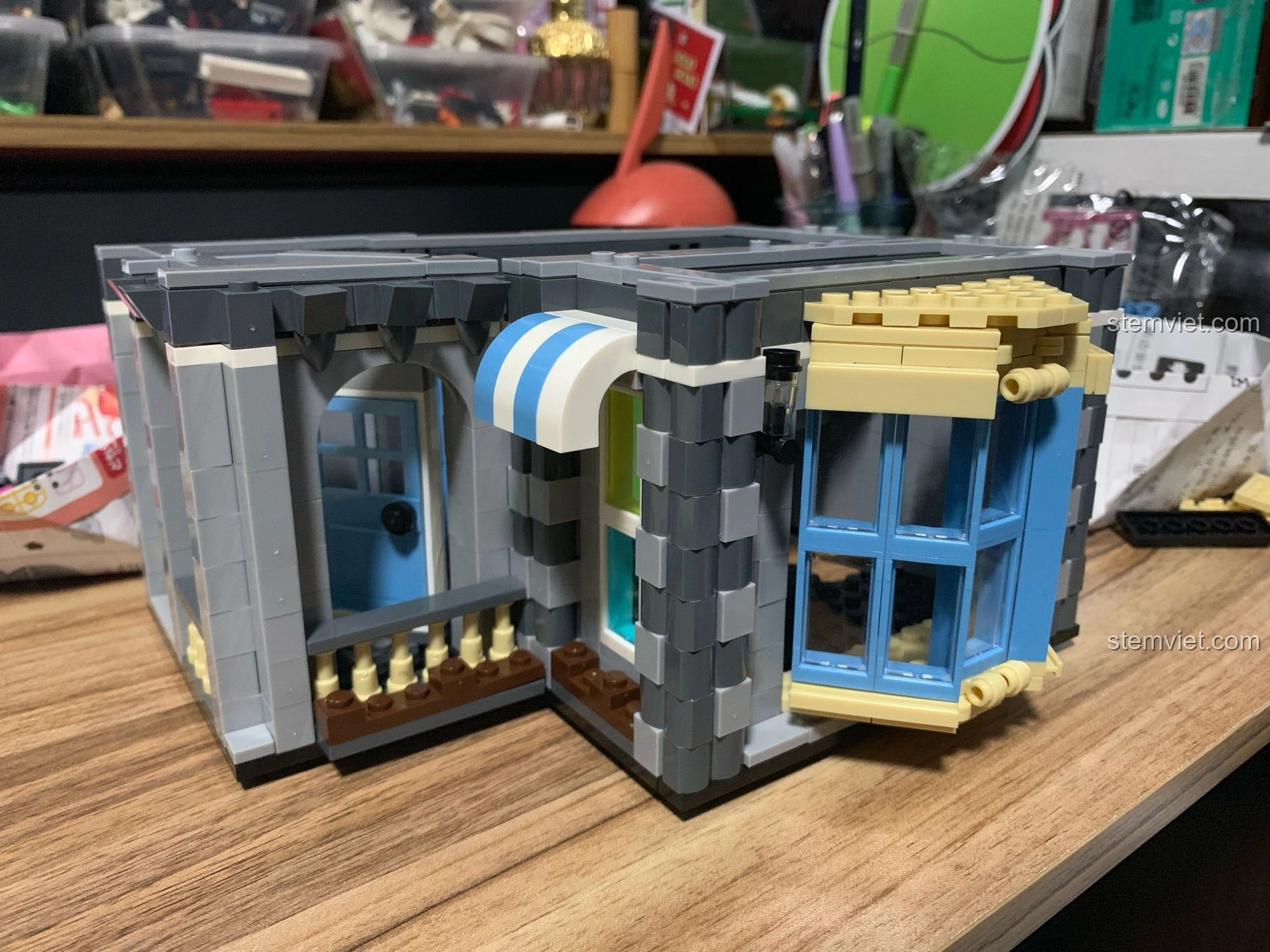 Chi tiết tầng hai của mô hình WANGE 6310 Quán Cà Phê Vườn, với ban công và cửa sổ được lắp ráp tỉ mỉ.