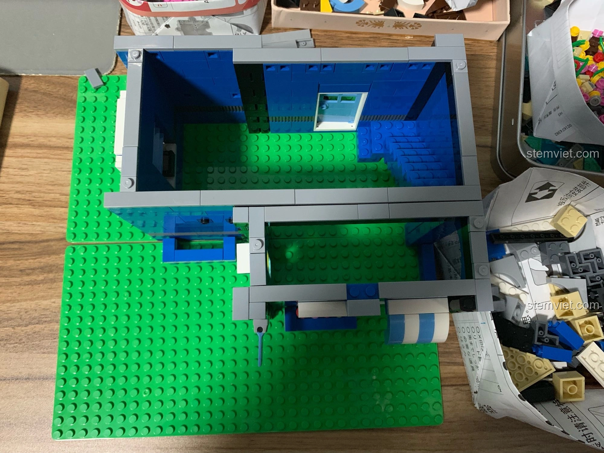 Quá trình lắp ráp tầng hai của bộ WANGE 6310 Quán Cà Phê Vườn, nhìn từ trên xuống, thể hiện sự phức tạp của cấu trúc.