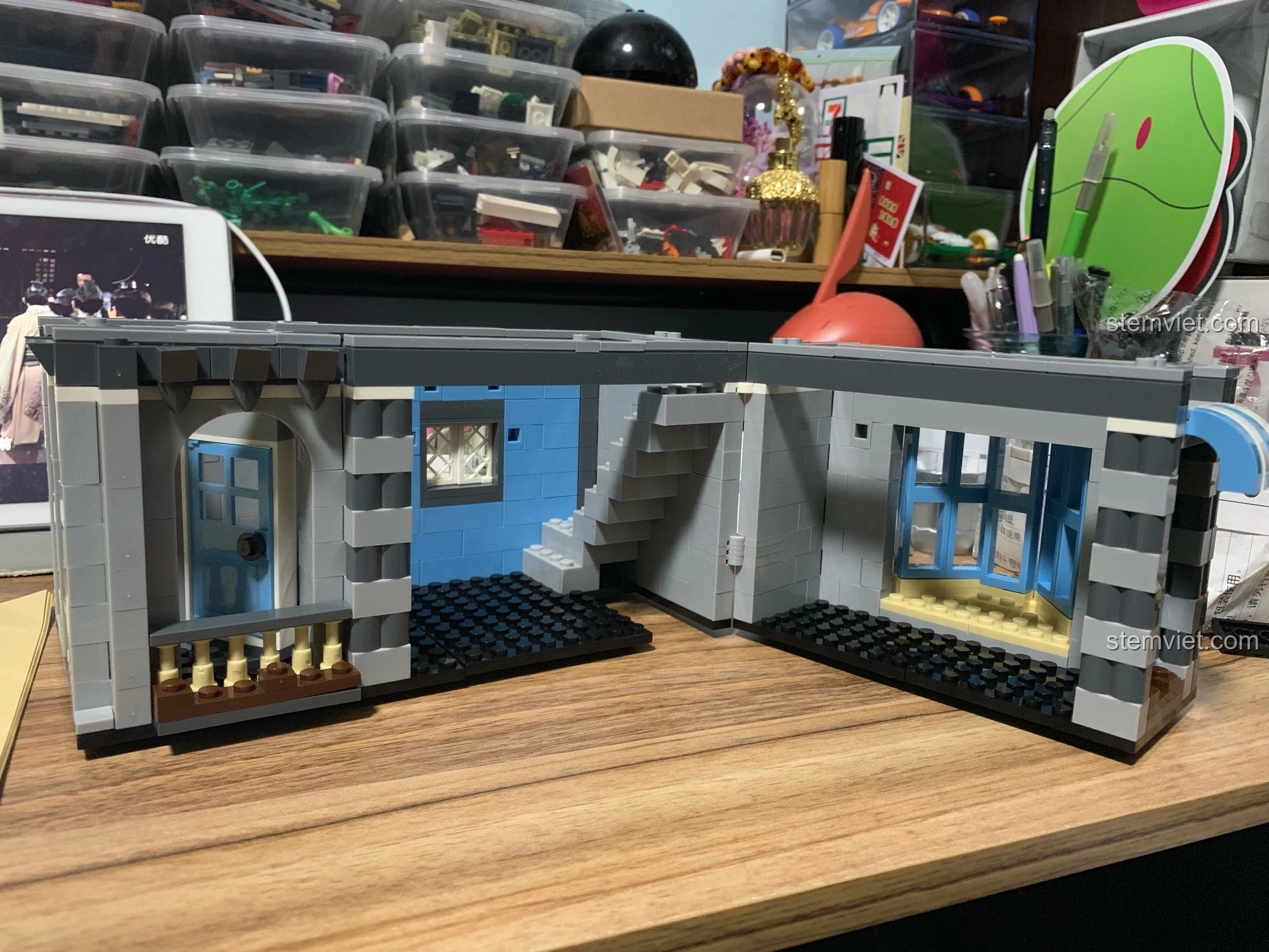 Cấu trúc mở của tầng hai bộ WANGE 6310 Quán Cà Phê Vườn, cho phép dễ dàng kết nối với các tầng khác.