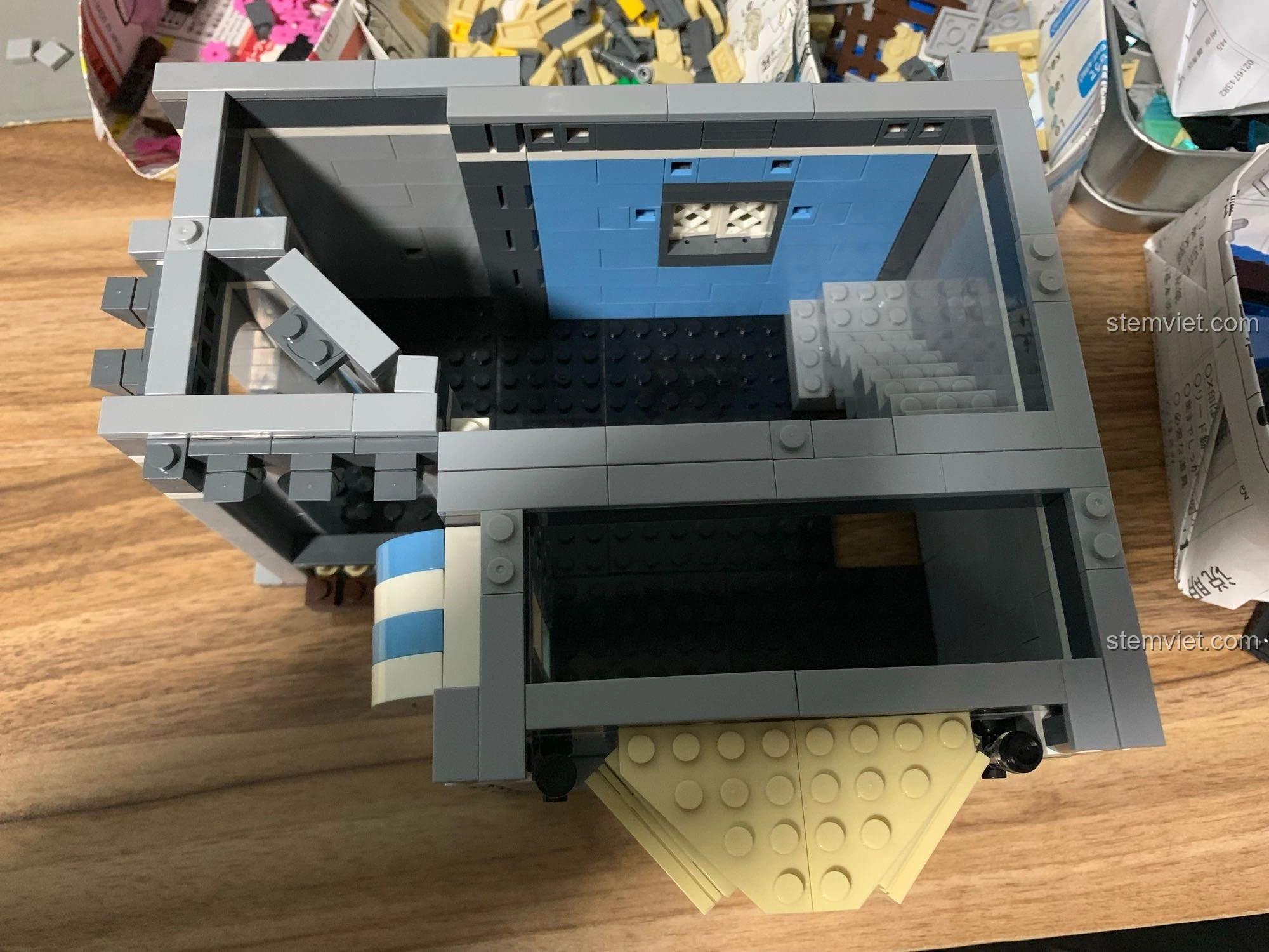 Góc nhìn từ trên xuống của tầng hai bộ WANGE 6310 Quán Cà Phê Vườn, cho thấy sự hoàn thiện của sàn và cầu thang.