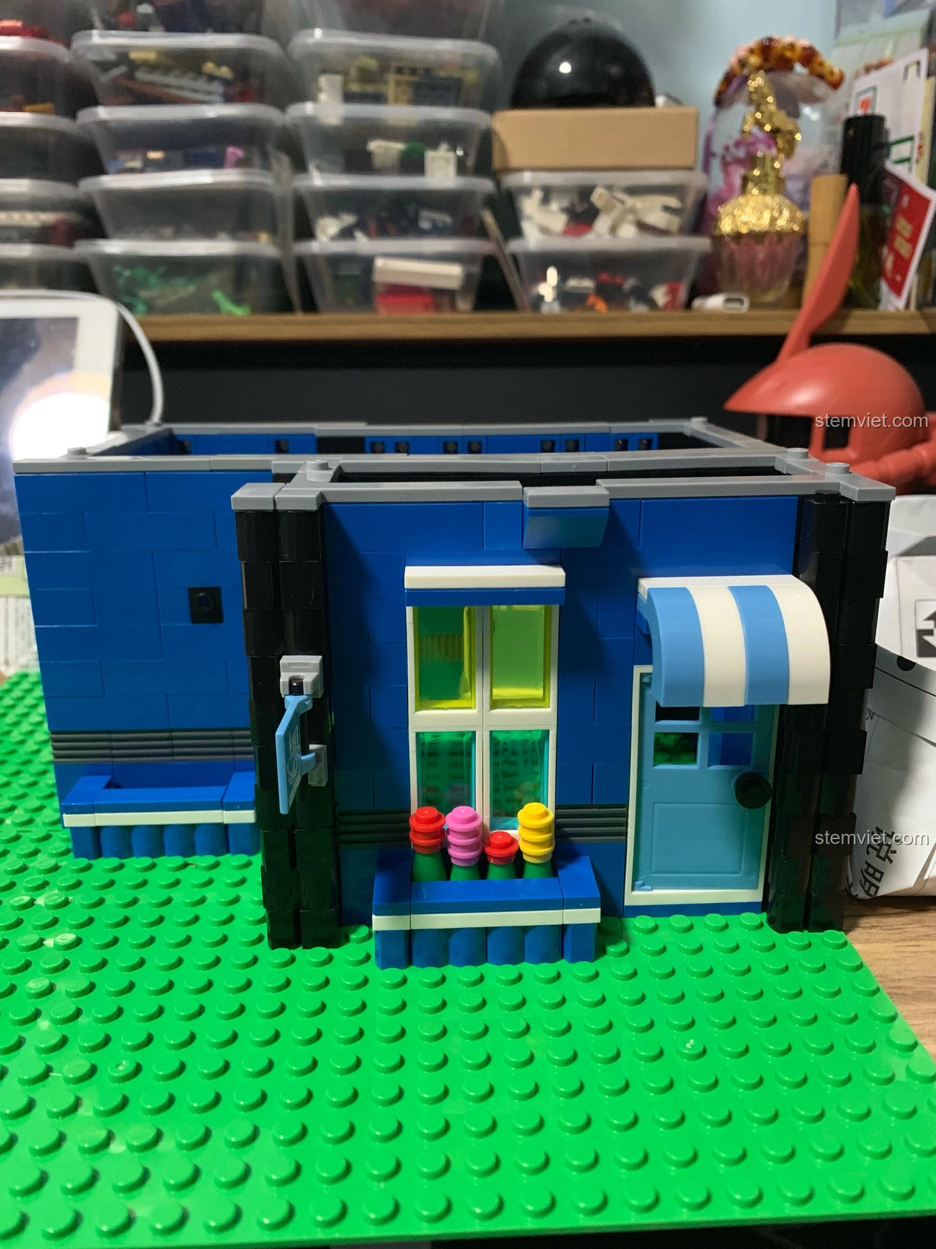 Quá trình lắp ráp tầng một của bộ WANGE 6310 Quán Cà Phê Vườn, với các bức tường và cửa sổ đang được định hình.