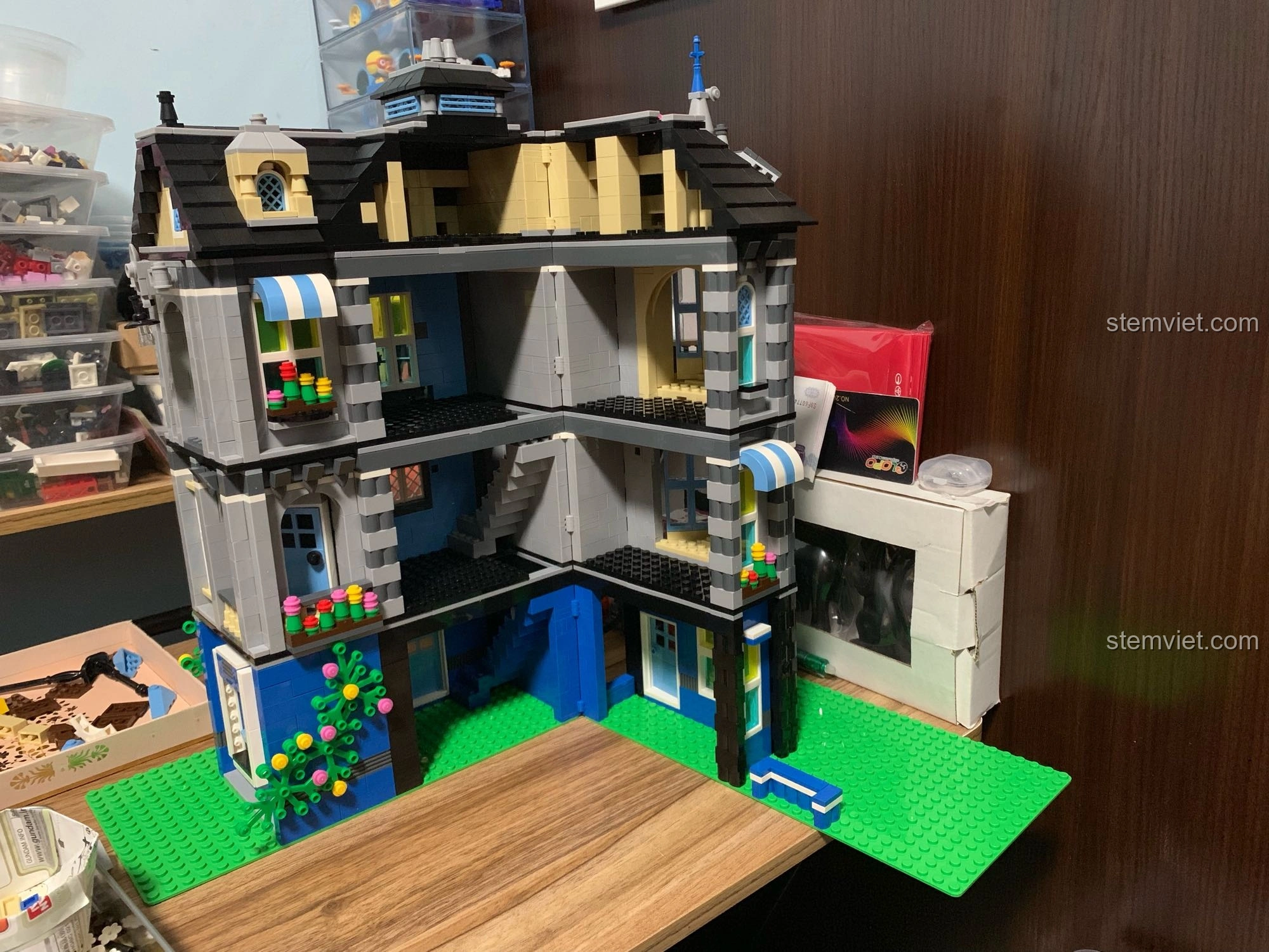 Thêm các chi tiết ngoại thất cuối cùng cho bộ WANGE 6310 Quán Cà Phê Vườn, hoàn thiện vẻ đẹp bên ngoài.