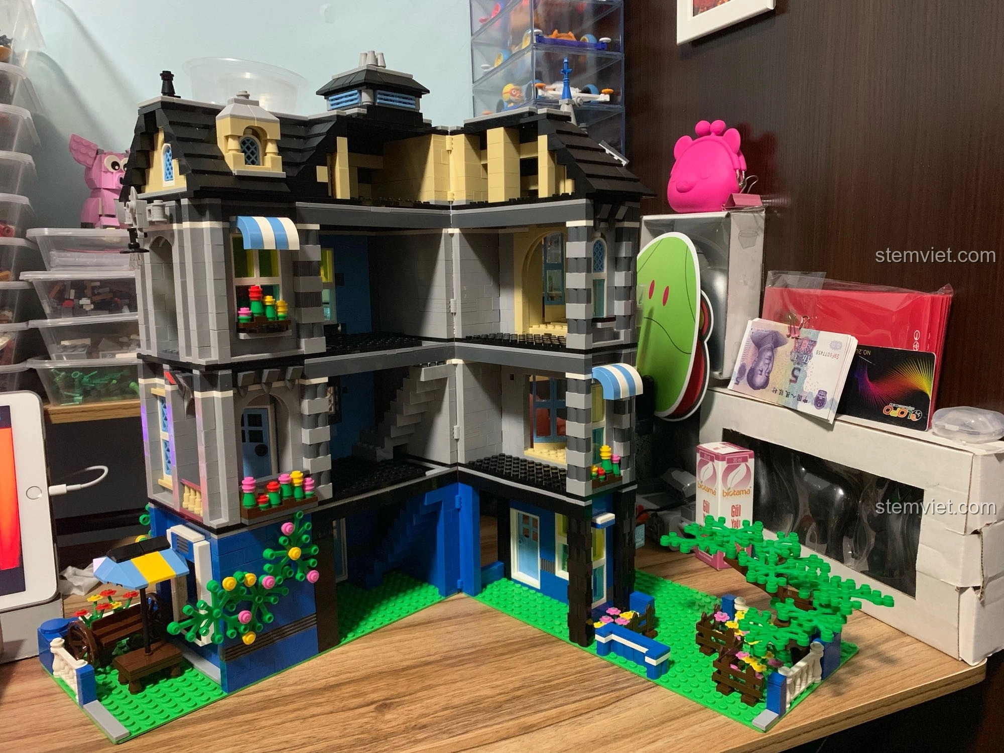 Tổng thể mô hình WANGE 6310 Quán Cà Phê Vườn khi mở ra, phô bày toàn bộ không gian nội thất bên trong.