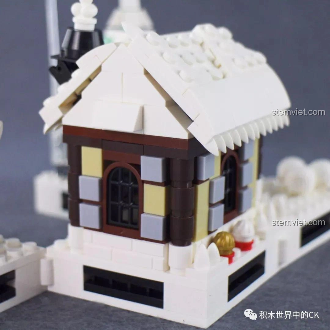 Chi tiết mái nhà và cửa sổ của ngôi nhà tuyết trong bộ lắp ráp Winner 5034 Giáng Sinh Trắng 4 trong 1.