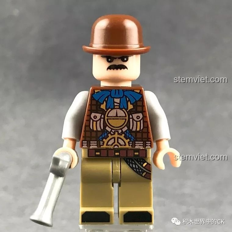 Cận cảnh minifigure đầu tiên trong bộ Winner 8047 Trực thăng Hơi nước, với trang phục và phụ kiện phong cách Steampunk.