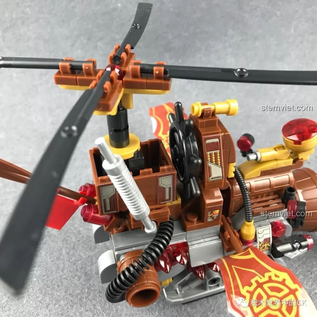 Minifigure ngồi trong buồng lái của mô hình Winner 8047 Trực thăng Hơi nước, thể hiện khả năng tương tác.