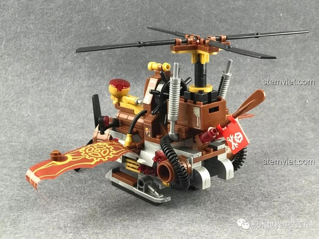 Mô hình Winner 8047 Trực thăng Hơi nước nhìn từ góc nghiêng bên trái, với các chi tiết cơ khí và bánh răng.