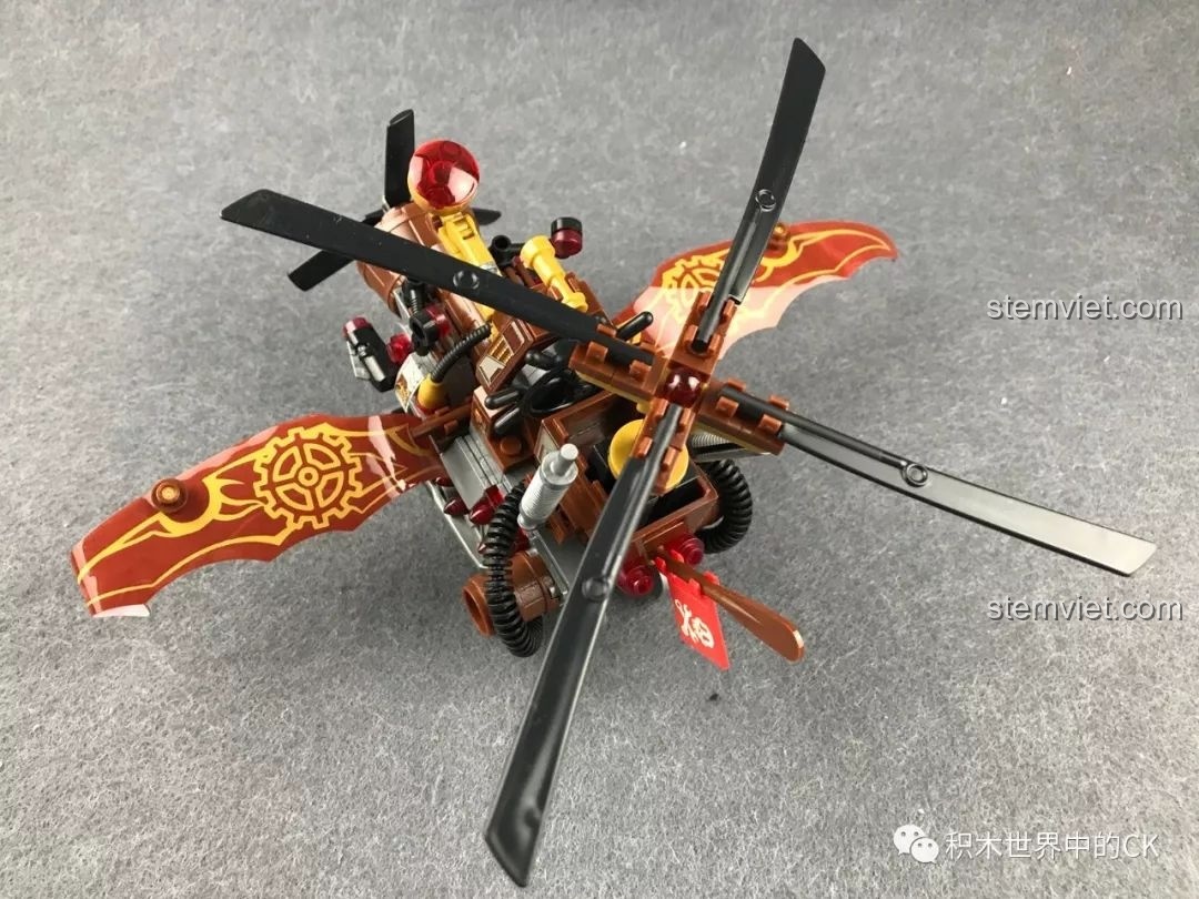 Hai minifigure đứng cạnh mô hình Winner 8047 Trực thăng Hơi nước, tạo cảnh tượng sẵn sàng cho cuộc phiêu lưu.