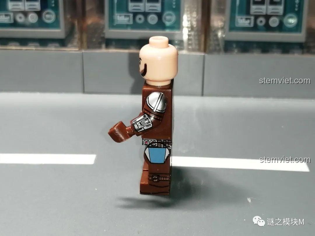 Đánh giá WM 6122 Minifigure Thợ Săn Tiền Thưởng: Jango Fett từ bên hông, chi tiết in ấn rõ ràng.
