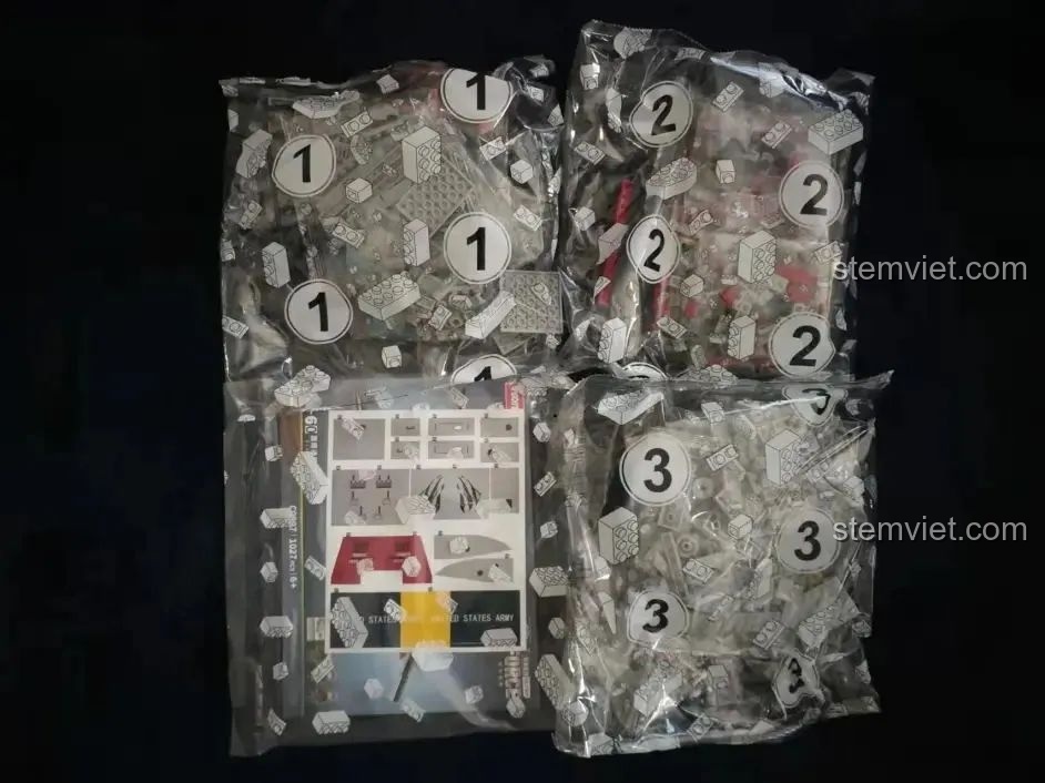 Toàn bộ các túi mảnh ghép được đánh số, sách hướng dẫn và sticker của bộ WOMA C0897 Chim Ưng Đen UH-60.