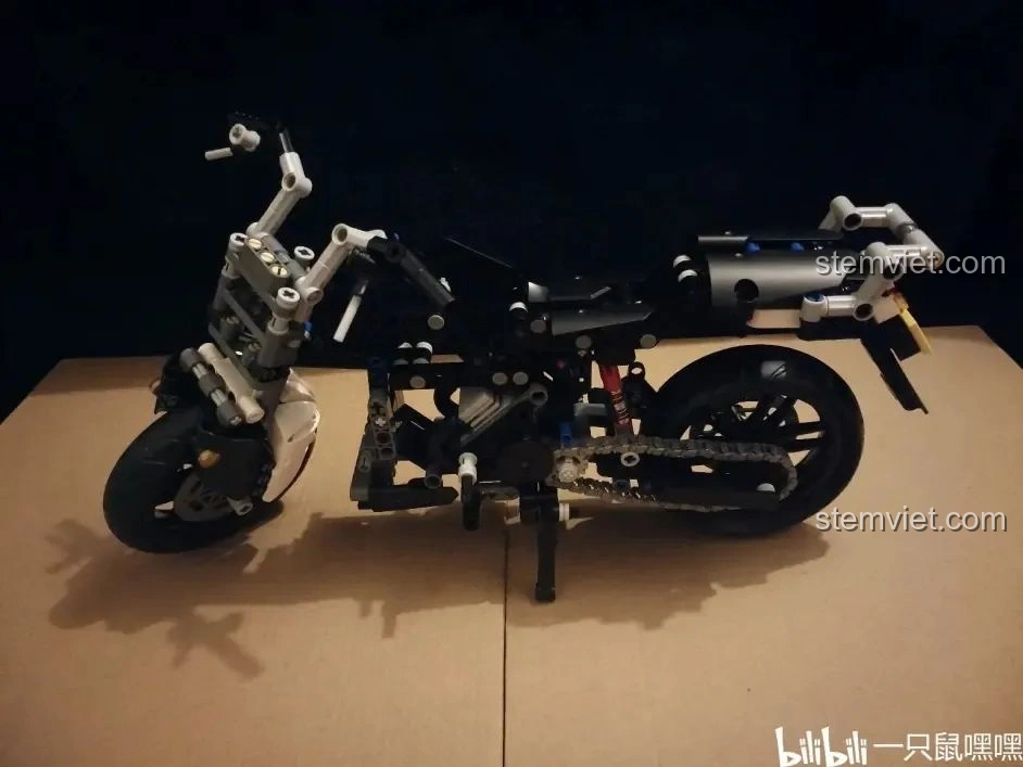 Mô hình WOMA C0915 Xe mô tô cảnh sát Quốc宾-650 đang trong quá trình lắp ráp, với khung và bánh xe đã hoàn chỉnh.