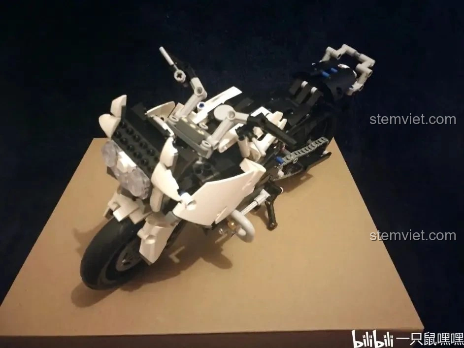 Mô hình WOMA C0915 Xe mô tô cảnh sát Quốc宾-650 nhìn từ phía trước, với các chi tiết vỏ xe đã được lắp gần hoàn chỉnh.