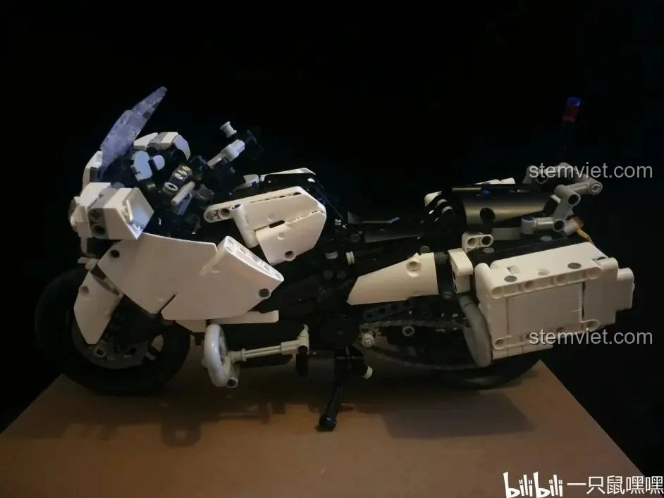 Mô hình hoàn chỉnh của WOMA C0915 Xe mô tô cảnh sát Quốc宾-650 màu trắng đỏ, nhìn từ góc nghiêng phía sau.