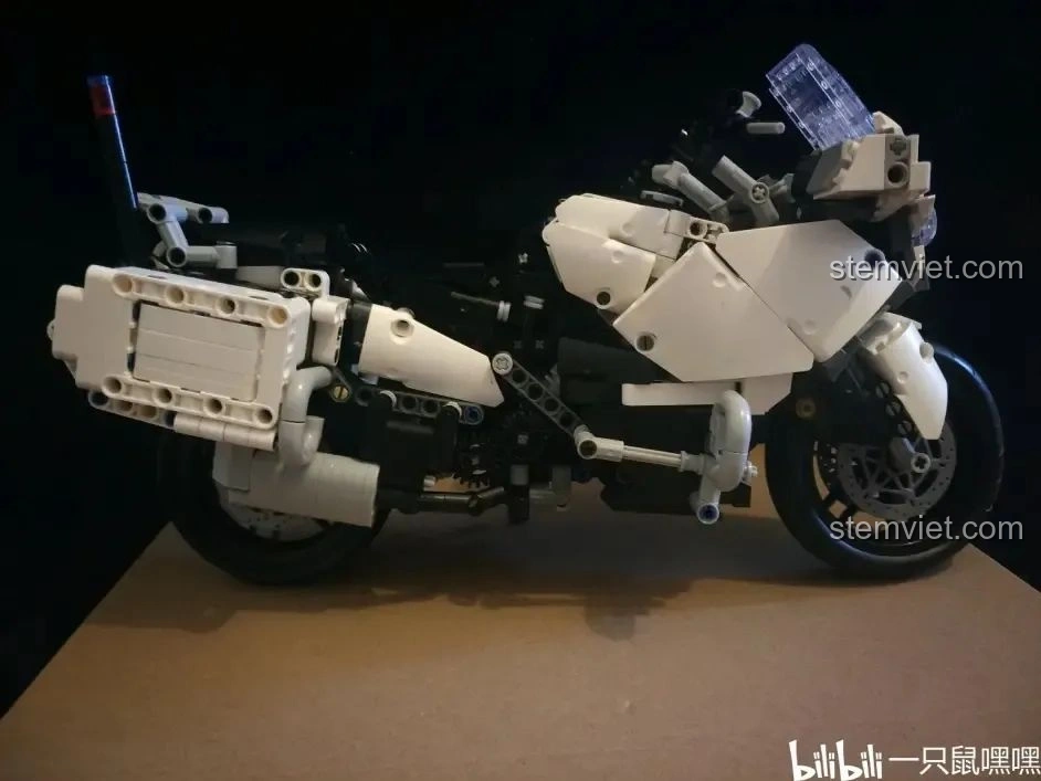 Mô hình hoàn chỉnh của WOMA C0915 Xe mô tô cảnh sát Quốc宾-650 màu trắng đỏ, nhìn từ góc nghiêng phía trước.