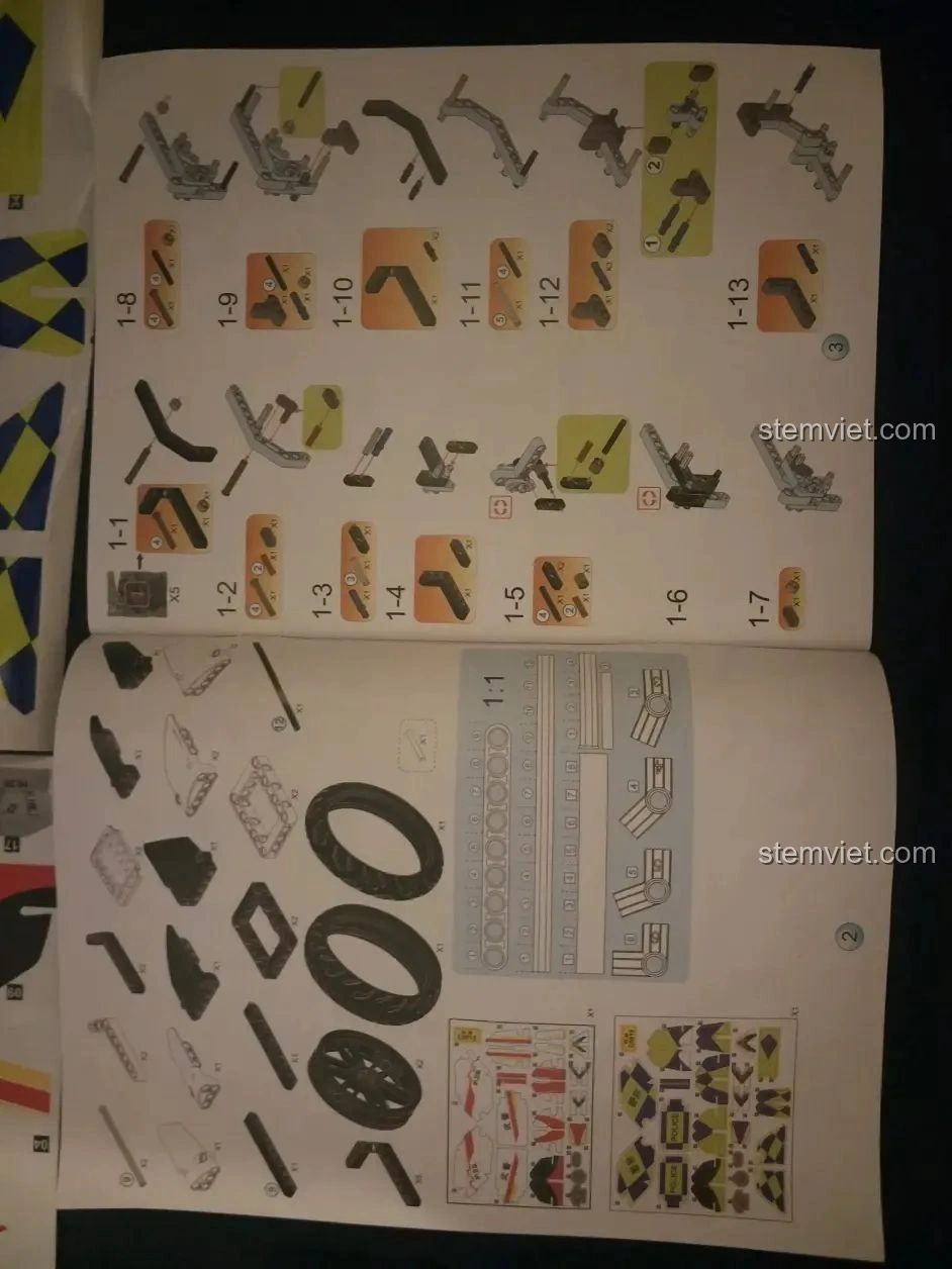 Góc nhìn cận cảnh các trang hướng dẫn lắp ráp của bộ WOMA C0915 Xe mô tô cảnh sát Quốc宾-650, với các bước được đánh số.