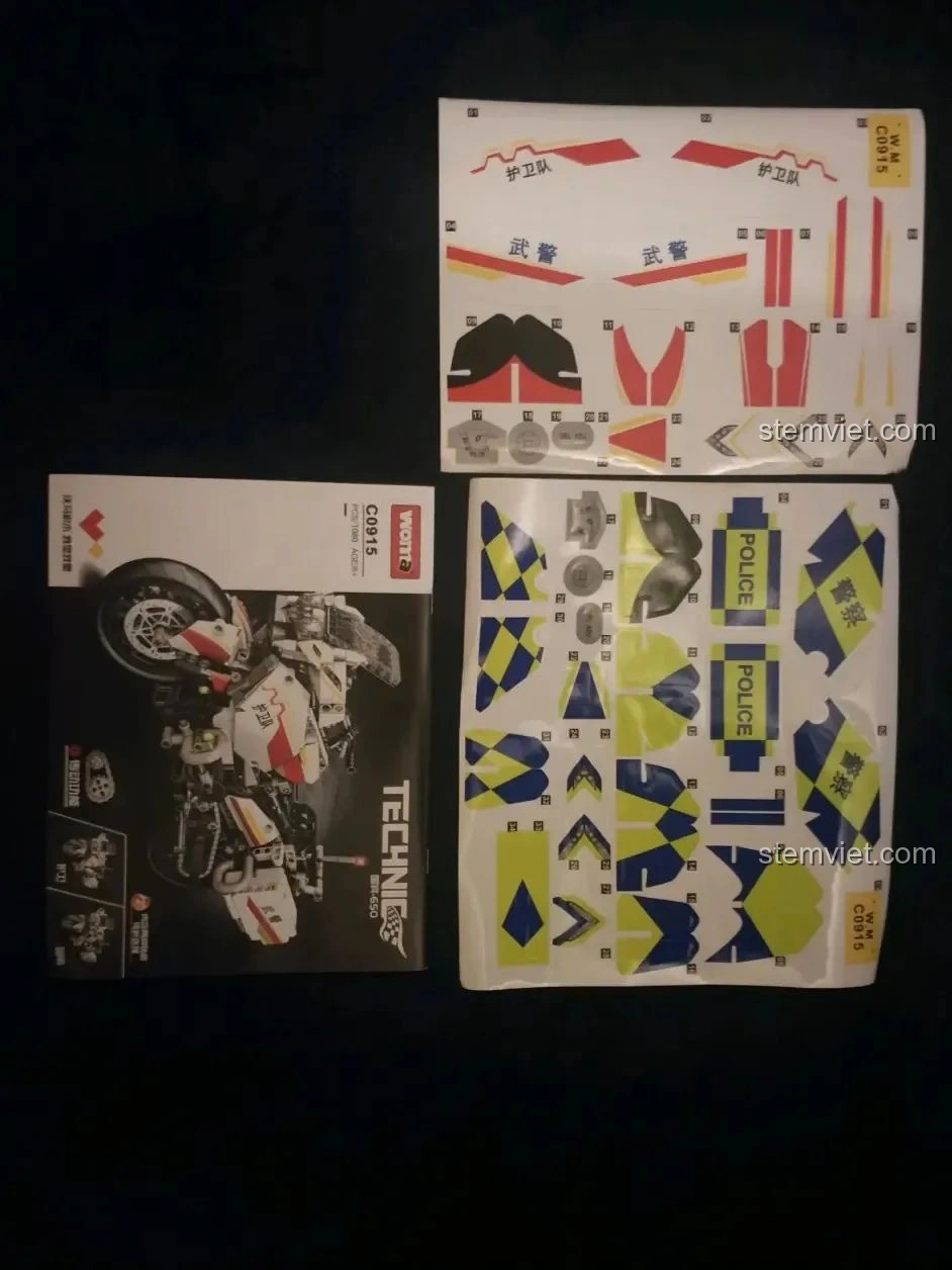 Sách hướng dẫn lắp ráp và hai bộ sticker (trắng đỏ và vàng xanh) cho bộ WOMA C0915 Xe mô tô cảnh sát Quốc宾-650.