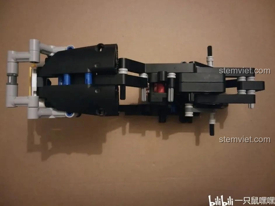 Khung xe của bộ WOMA C0915 Xe mô tô cảnh sát Quốc宾-650 đã được ghép nối hoàn chỉnh, tạo thành một khối vững chắc.