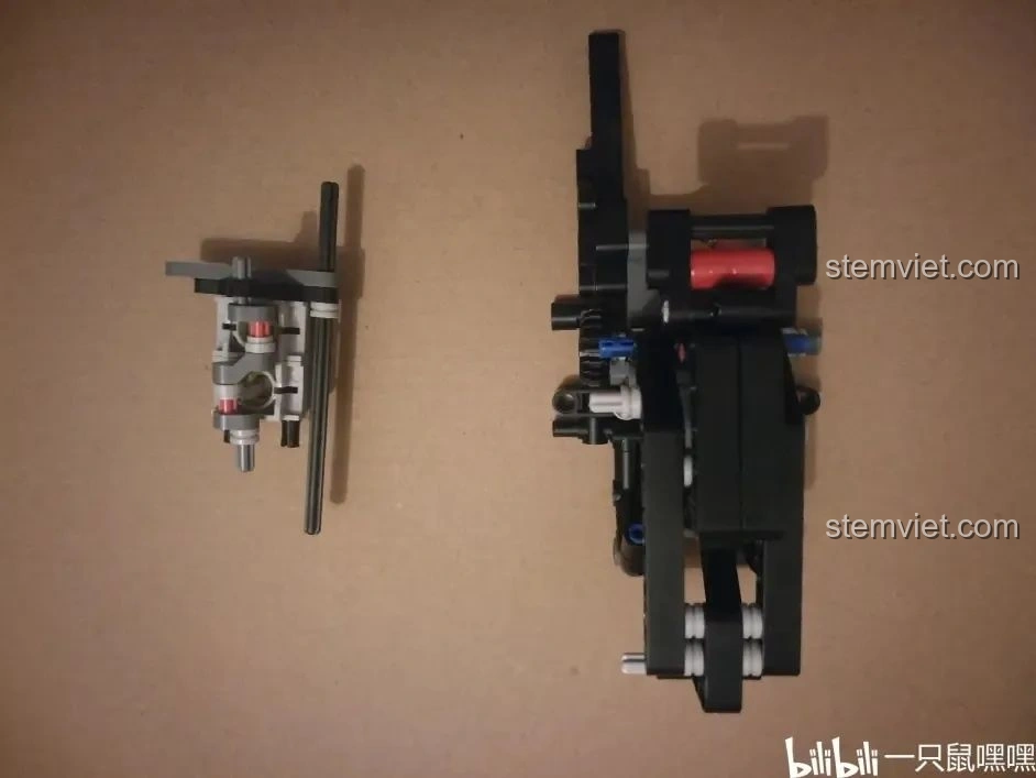 Hai phần khung xe của bộ WOMA C0915 Xe mô tô cảnh sát Quốc宾-650 đang được lắp ráp, thể hiện cấu trúc phức tạp.