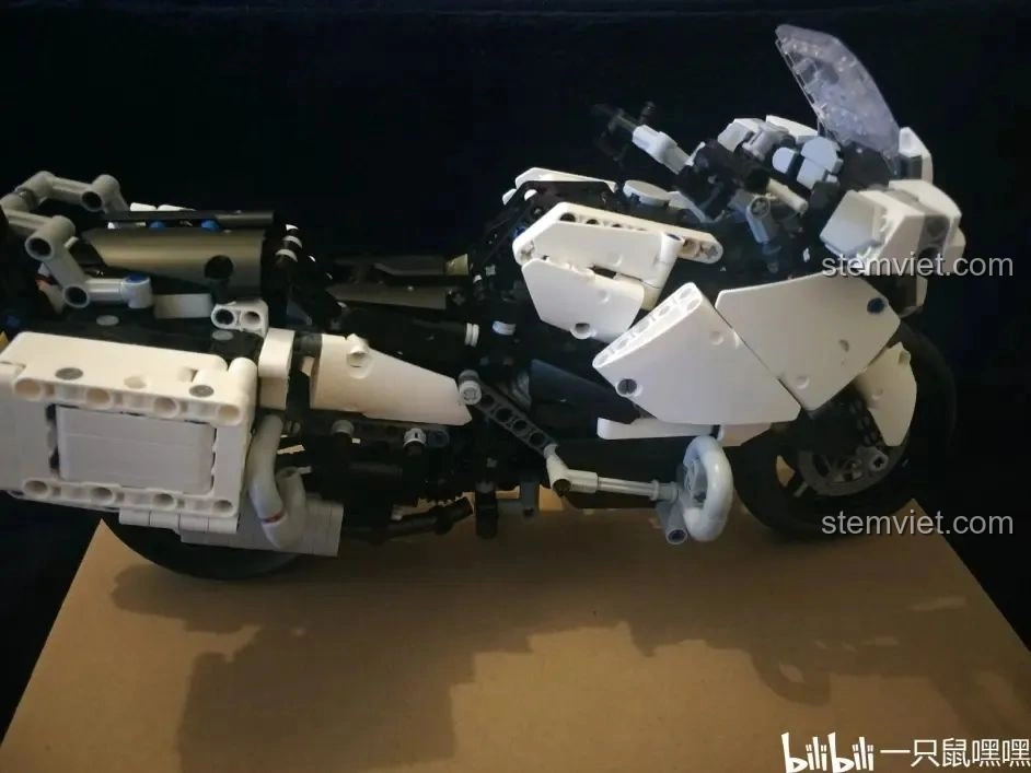 Tổng thể mô hình WOMA C0915 Xe mô tô cảnh sát Quốc宾-650 đã hoàn chỉnh, thể hiện sự tinh xảo và chi tiết.