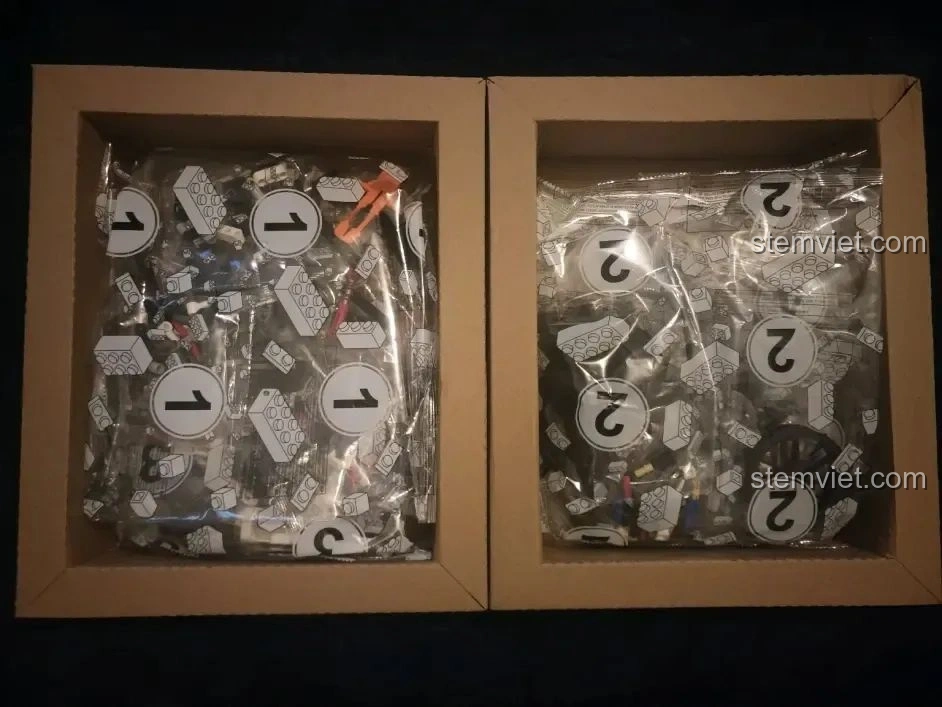 Các túi chi tiết được đánh số 1 và 2 của bộ lắp ráp WOMA C0915 Xe mô tô cảnh sát Quốc宾-650 được sắp xếp ngăn nắp trong hộp.