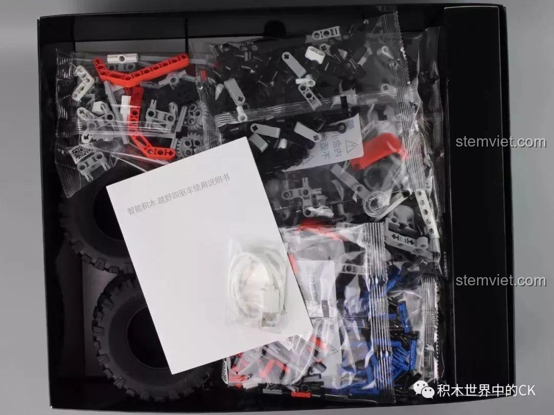 Bên trong hộp Xe Địa Hình 4 Bánh Chủ Động Thông Minh là các túi chi tiết, sách hướng dẫn và cáp sạc, chưa được phân loại theo bước.