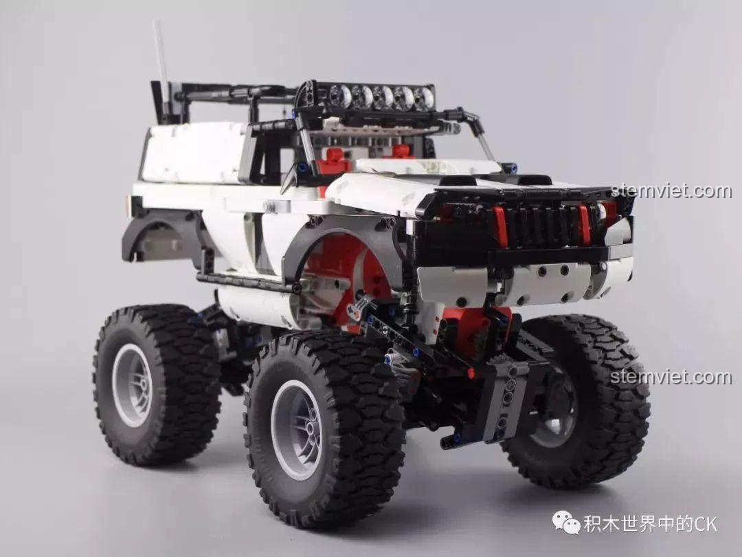 Góc nhìn trực diện của Xe Địa Hình 4 Bánh Chủ Động Thông Minh, khoe lưới tản nhiệt, đèn pha và hệ thống treo trước.