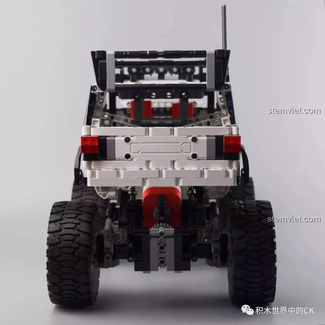 Cận cảnh phần đuôi xe của mô hình Xiaomi YYSQC01IQI, với đèn hậu và các chi tiết cơ khí của hệ thống treo sau.