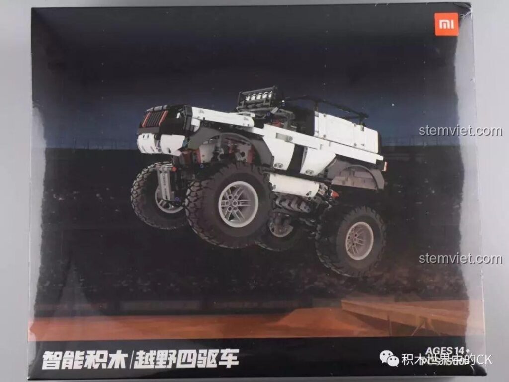 Mặt trước hộp đồ chơi lắp ráp Xe Địa Hình 4 Bánh Chủ Động Thông Minh YYSQC01IQI của Xiaomi với hình ảnh xe đang bay nhảy cực ngầu.
