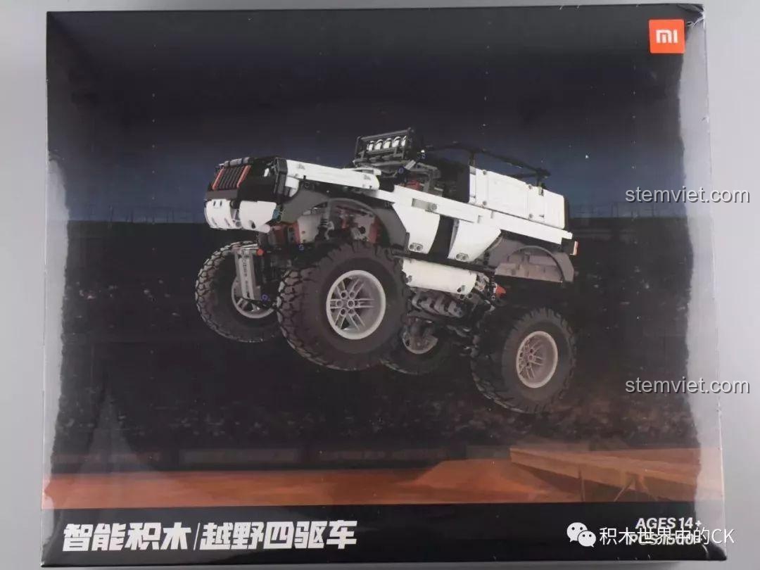 Mặt trước hộp đồ chơi lắp ráp Xe Địa Hình 4 Bánh Chủ Động Thông Minh YYSQC01IQI của Xiaomi với hình ảnh xe đang bay nhảy cực ngầu.