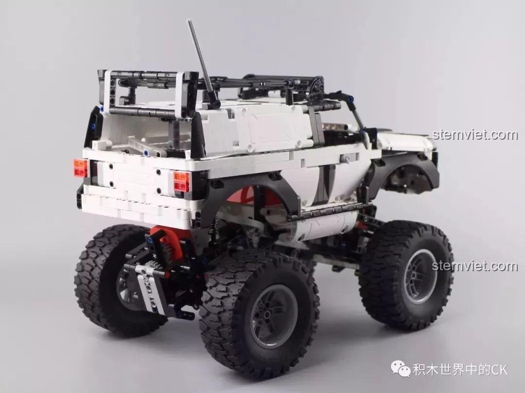 Góc nhìn chéo từ phía sau bên trái của Xe tải quái vật Xiaomi, làm nổi bật bánh xe lớn và khung gầm cao.