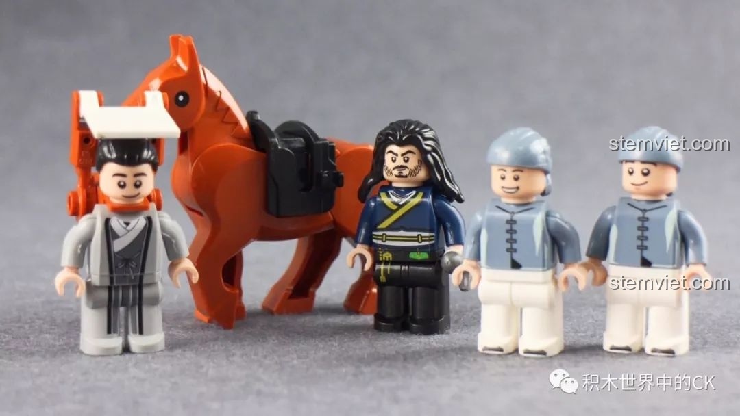 Dàn minifigures gồm Thư sinh, Đại hiệp, Tiểu nhị và ngựa, các nhân vật trong bộ Vạn Phúc Khách Sạn XINGBAO.