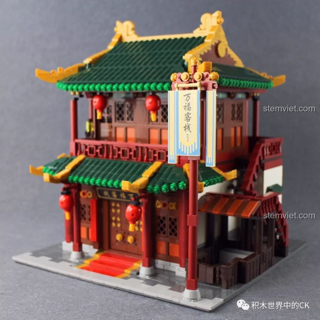 Mô hình Vạn Phúc Khách Sạn XINGBAO XB-01022 hoàn chỉnh nhìn từ góc chính diện, một tác phẩm kiến trúc cổ trang tuyệt đẹp.