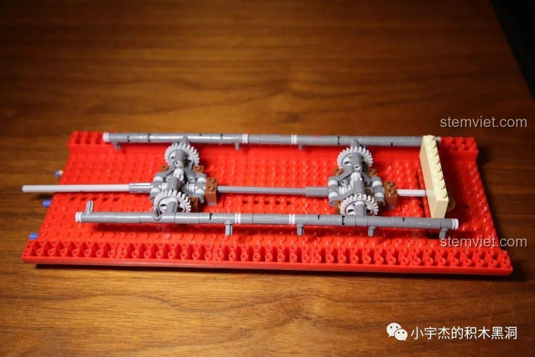 Đánh giá XINGBAO 25002 Thuyền Rồng Cung Đình, cơ chế bánh răng và trục được lắp đặt trên thân thuyền.