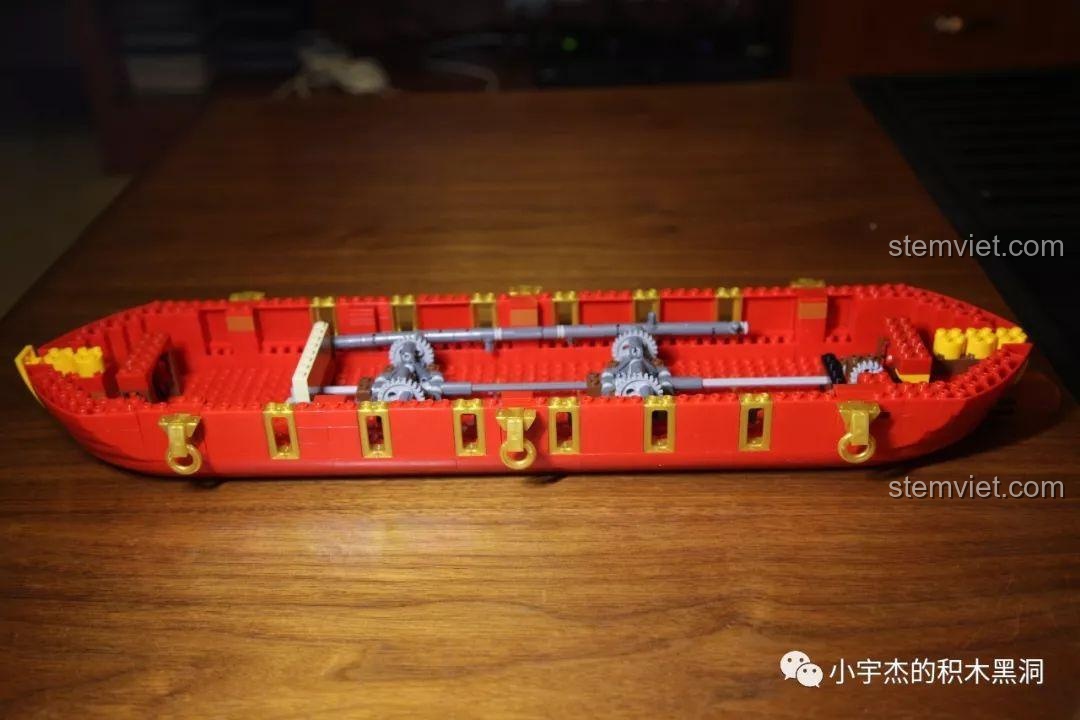 Đánh giá XINGBAO 25002 Thuyền Rồng Cung Đình, thân thuyền đã được lắp ráp với cơ chế mái chèo.