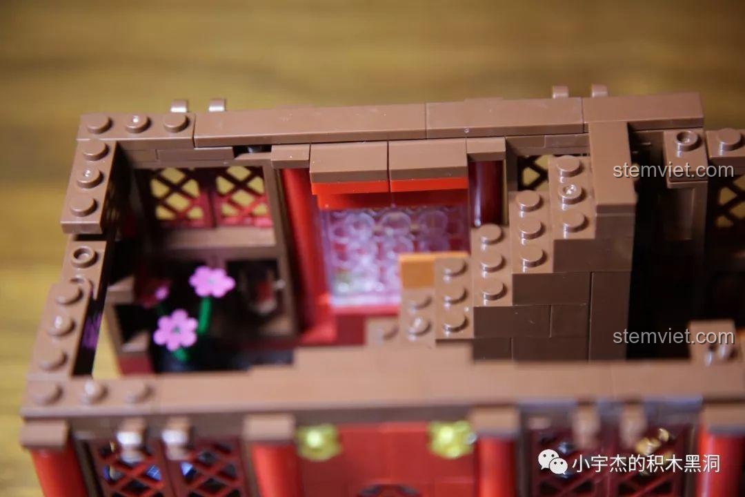 Đánh giá XINGBAO 25002 Thuyền Rồng Cung Đình, túi mảnh ghép số 5 với các chi tiết mái nhà màu vàng kim.