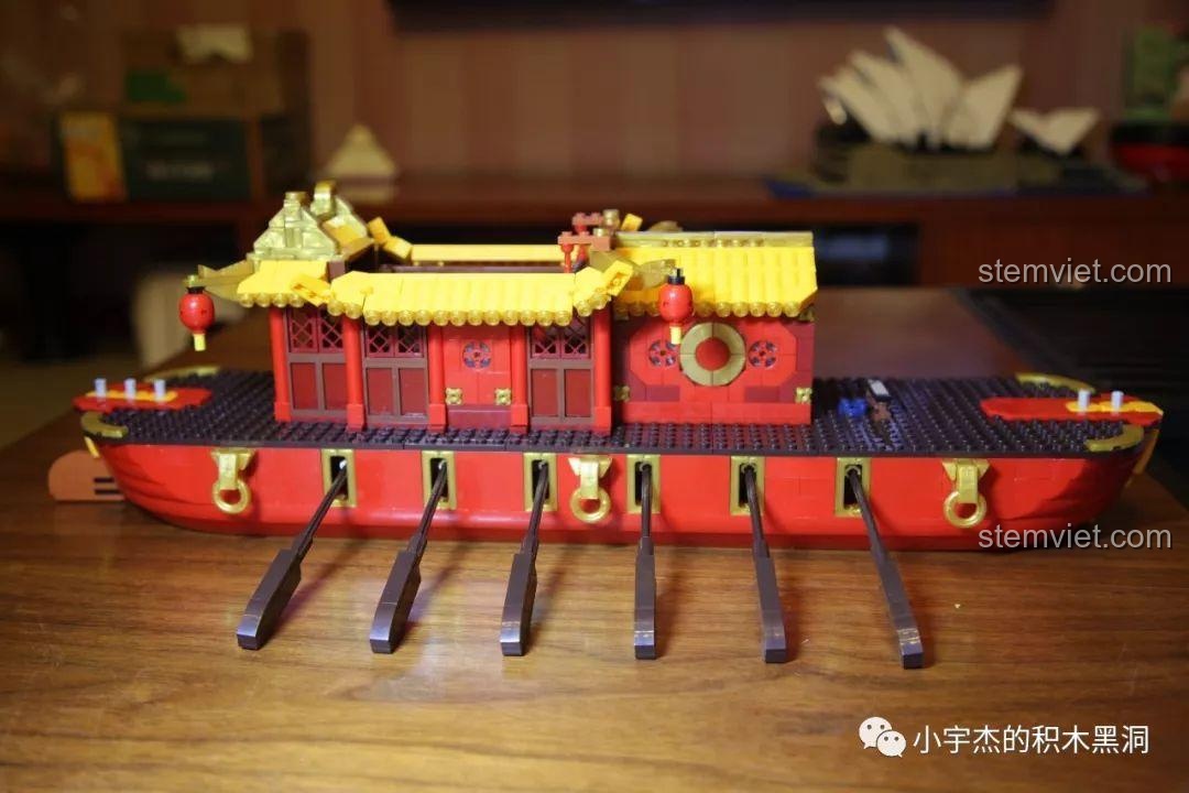 Đánh giá XINGBAO 25002 Thuyền Rồng Cung Đình, các mảnh ghép màu đen cho đế trưng bày.