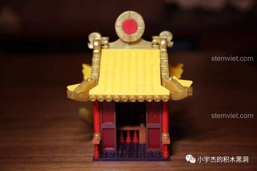 Đánh giá XINGBAO 25002 Thuyền Rồng Cung Đình, cận cảnh đầu rồng gắn trên thuyền nhìn từ góc thấp.