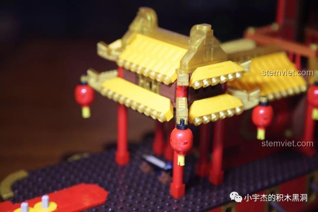 Đánh giá XINGBAO 25002 Thuyền Rồng Cung Đình, mặt sau của 8 nhân vật minifigure với in ấn.