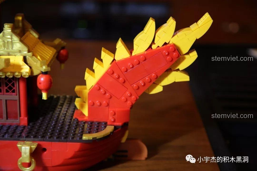 Đánh giá XINGBAO 25002 Thuyền Rồng Cung Đình, cột trụ với miếng dán 'Nhân Kiệt Địa Linh'.