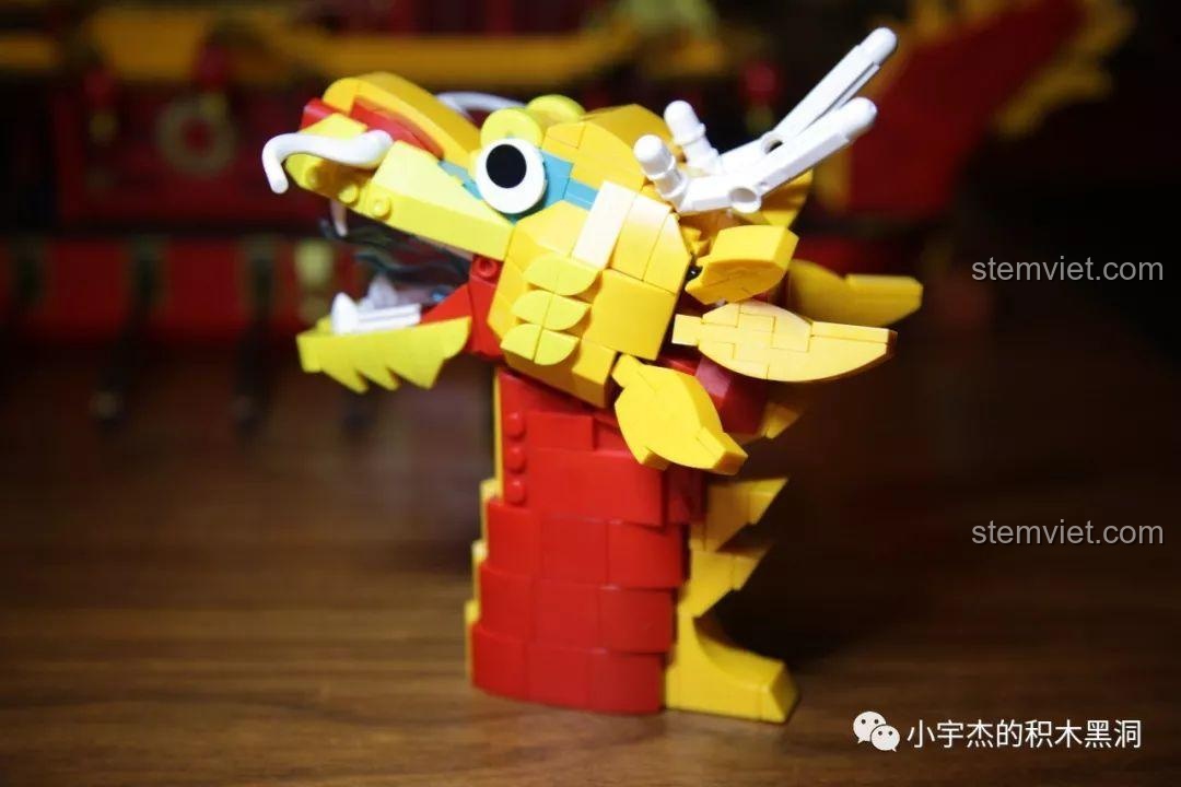 Đánh giá XINGBAO 25002 Thuyền Rồng Cung Đình, đuôi rồng đã được lắp ráp hoàn chỉnh.