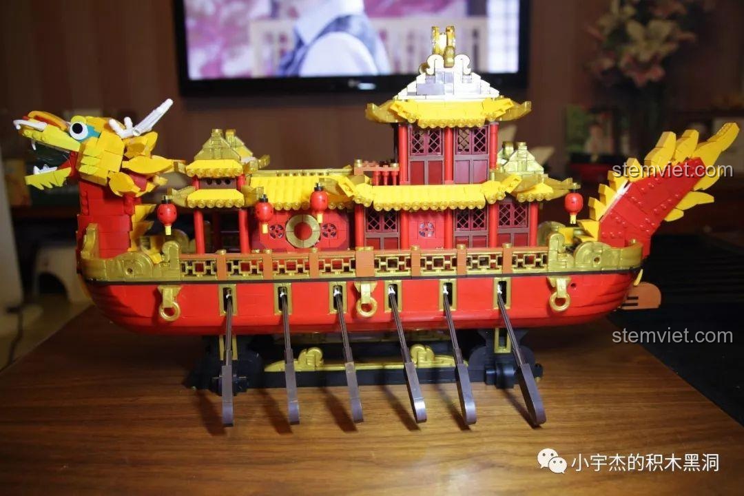 Đánh giá XINGBAO 25002 Thuyền Rồng Cung Đình, cận cảnh đầu rồng gắn trên thuyền nhìn từ góc thấp.