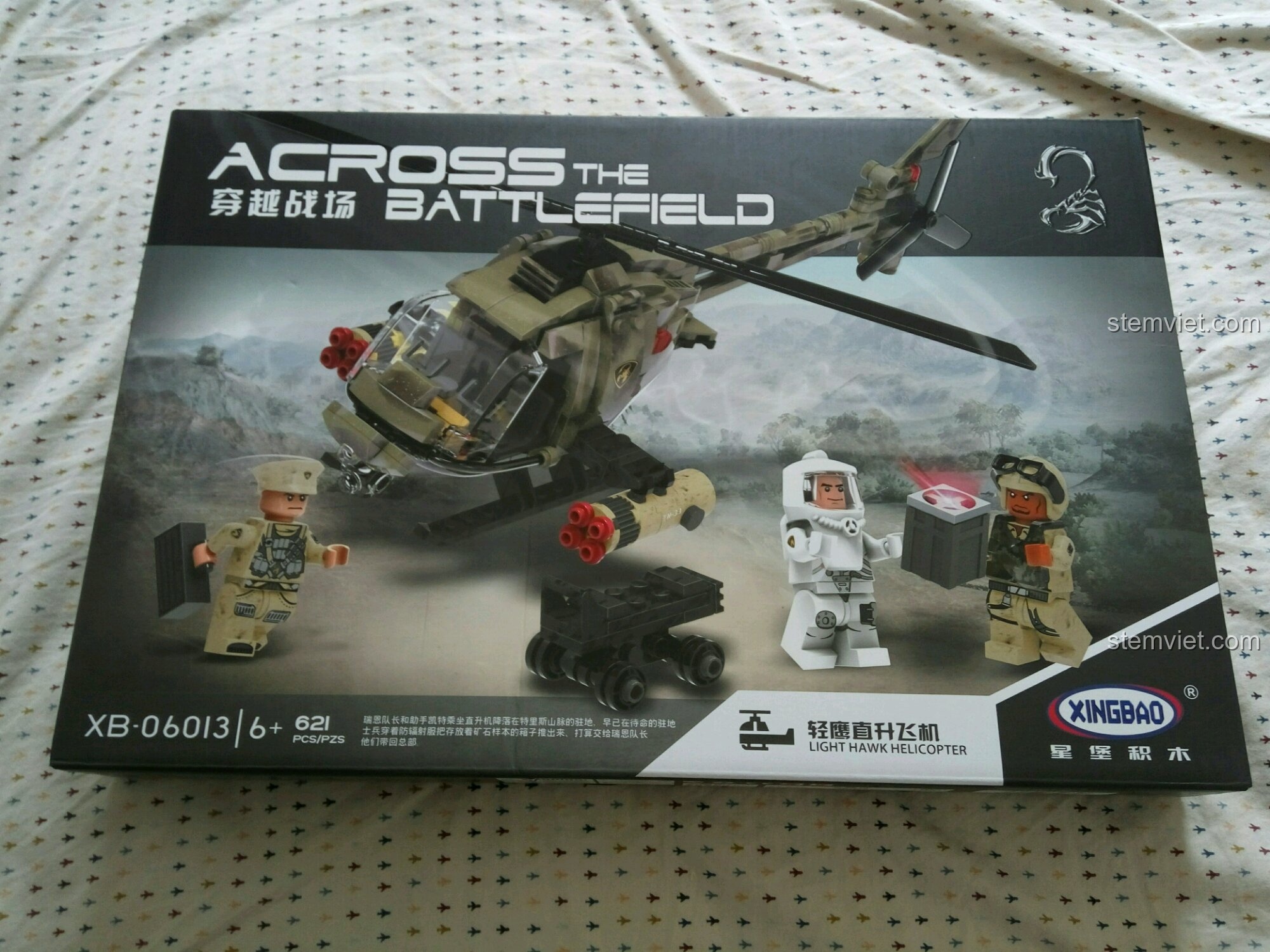 Hộp đồ chơi lắp ráp Trực Thăng Quân Sự Chim Ưng Xuyên Chiến Trường XB-06013 của Xingbao, hiển thị mô hình trực thăng và 3 minifigure lính.
